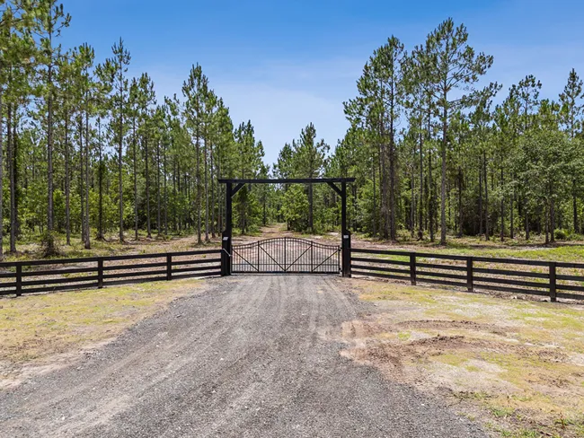 Bray Tract Gate Straight